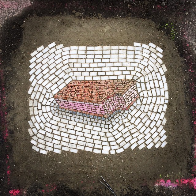 Street Art : des mosaïques gourmandes remplacent des nids de poule