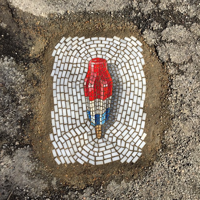 Street Art : des mosaïques gourmandes remplacent des nids de poule