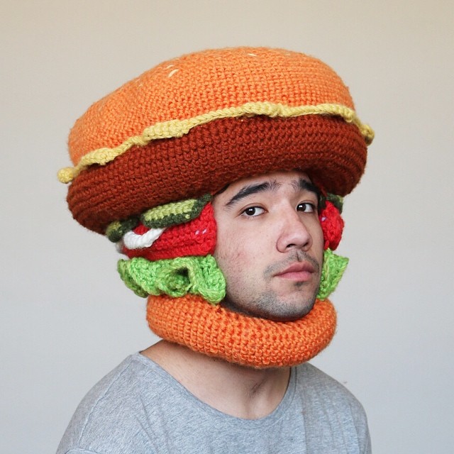 Il devient célèbre sur Instagram grâce à des bonnets tricotés food !