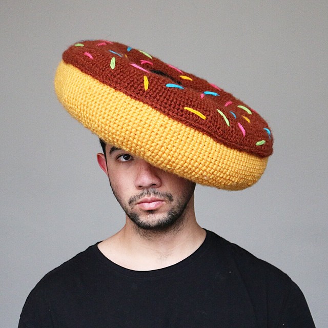Il devient célèbre sur Instagram grâce à des bonnets tricotés food !