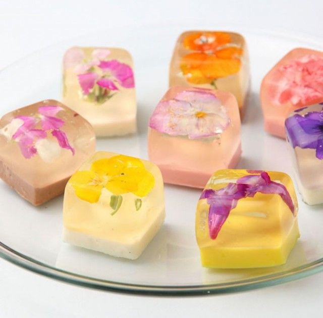 Des Desserts En Gelatine Renfermant De Magnifiques Fleurs Food Geek Love