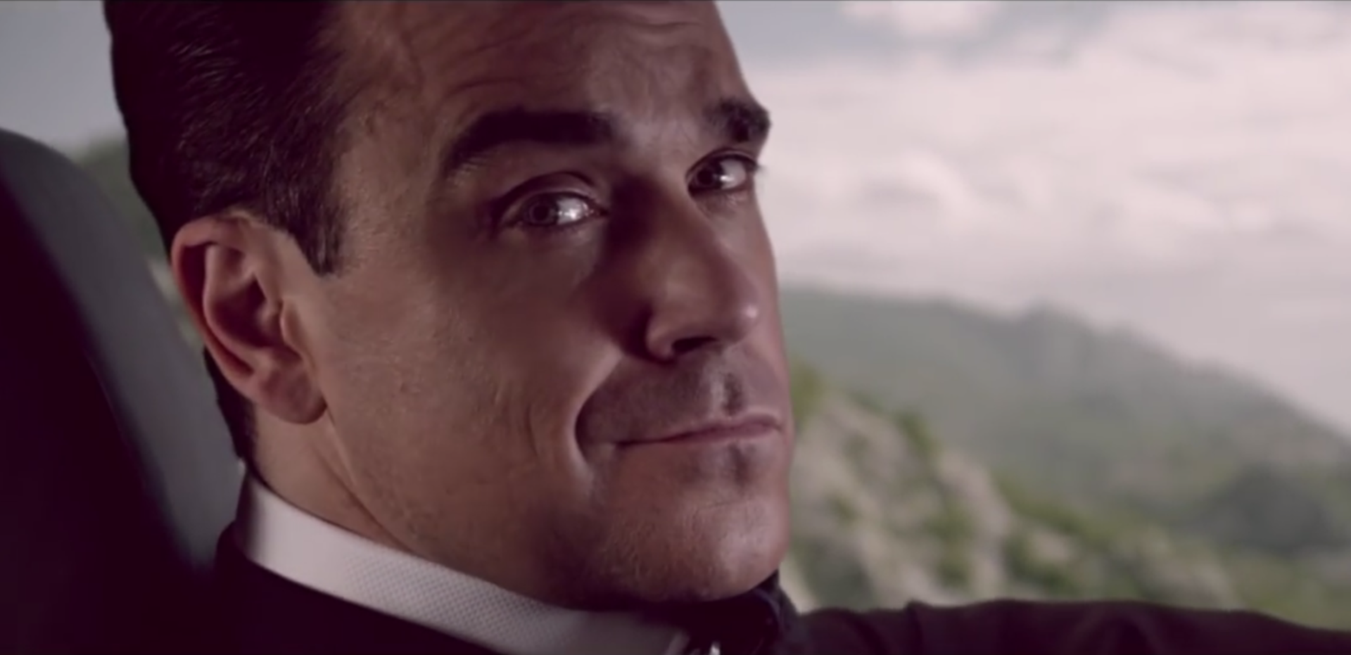 Café Royal nous offre un nouveau spot avec Robbie Williams